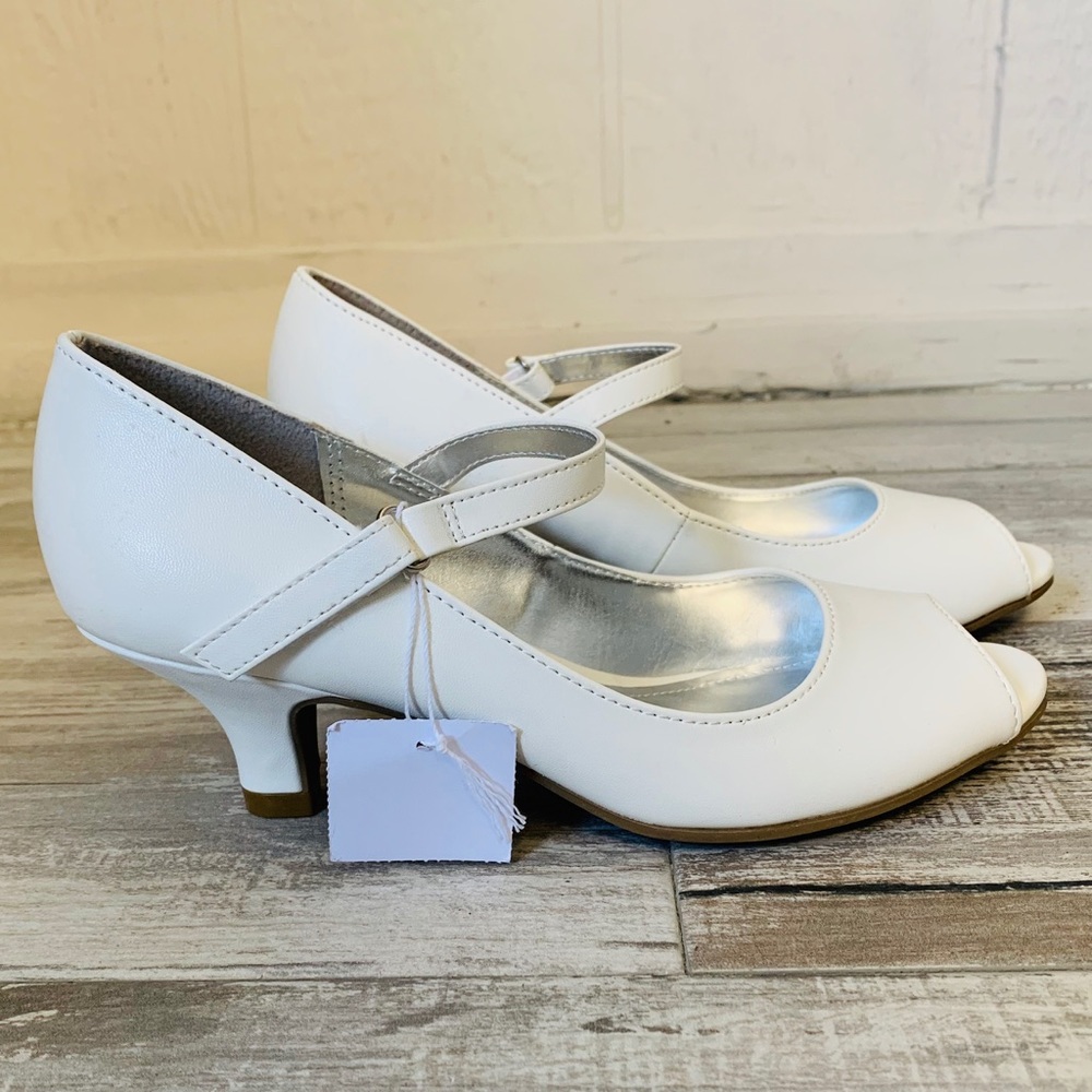 New America Eagle short heeled open toe shoes